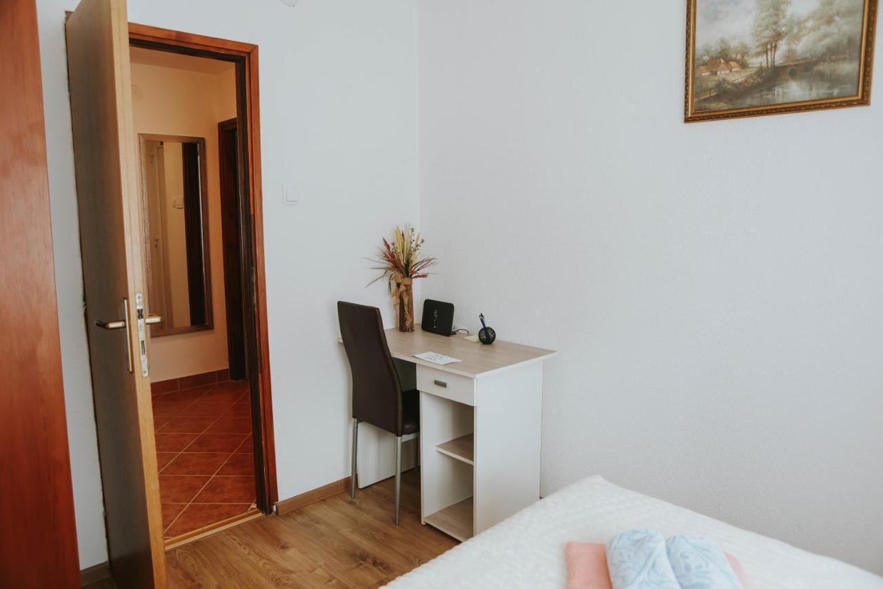 I&T Apartman Gospić Esterno foto